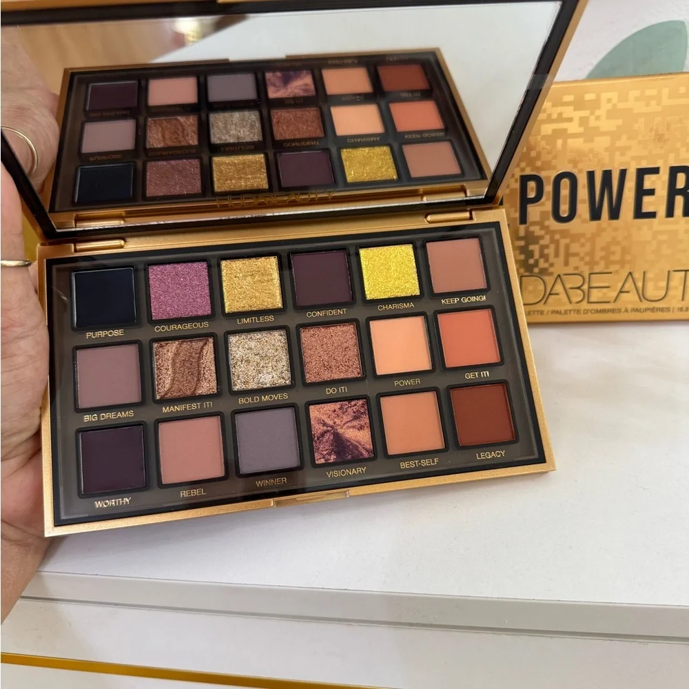 HUDABEAUTY EM(POWER)ED EYESHADOW PALETTE